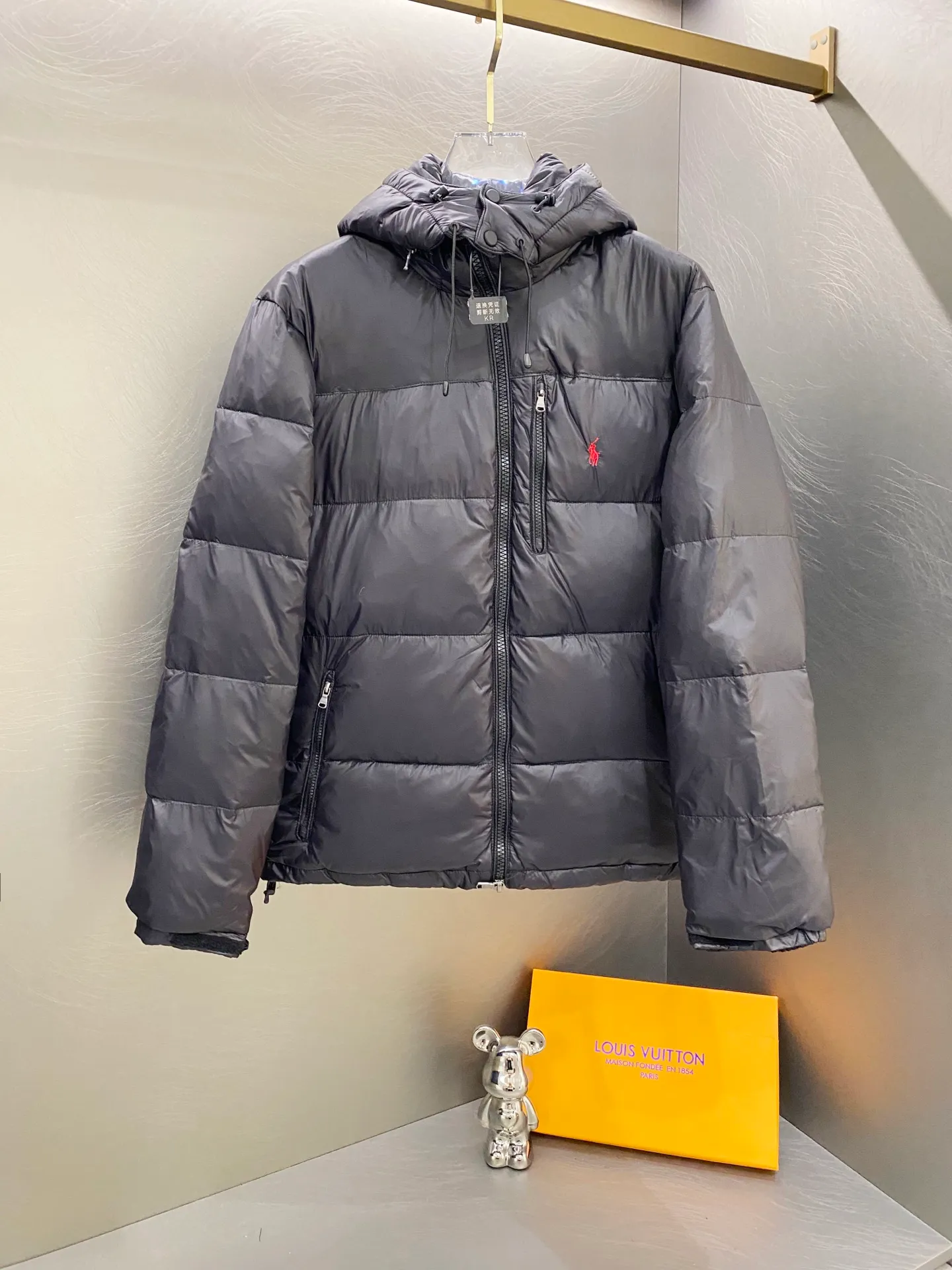 P700 Ralph Lauren/Ralph Lauren classic style winter new bright leather black down jacket jacket with removable hood extra thick plus velvet down jacket windproof and waterproof couple model [top version sold with anti-counterfeiting buckle] Purchase the original mold to create a full set of customized accessories Details determine success or failure 1. Imported barudan/Behringer embroidery machine customized 10,000-needle electric embroidery uses imported No. 7 needle imported embroidery thread to ensure that each word is full, three-dimensional and clear. It can be called the most expensive embroidery logo 2. It is filled with national standard 80 white duck down and has better thermal insulation performance. It is light and not heavy and has good fluff recovery after compression. 3. The inner lining is made of nylon and has a double-layer sealing design that will not cause any velvet leakage. The adjustable hem with a built-in drawstring buckle can prevent wind and cold. Ralph Lauren comes from the United States and has a strong American flavor. There are two brands under the name of Ralph Lauren: Poloby Ralph Lauren and Ralph Lauren has created a sales field of high-quality fashion in the world, and continues to promote the reputation of designer Ralph Lauren and the glorious image of the Ralph Lauren brand. Accessories: Original tag, washed label + electroplated YK zipper logo, the same style for both men and women, a must-have winter style. Color: bright black, matte black, navy blue, size: M~XXL